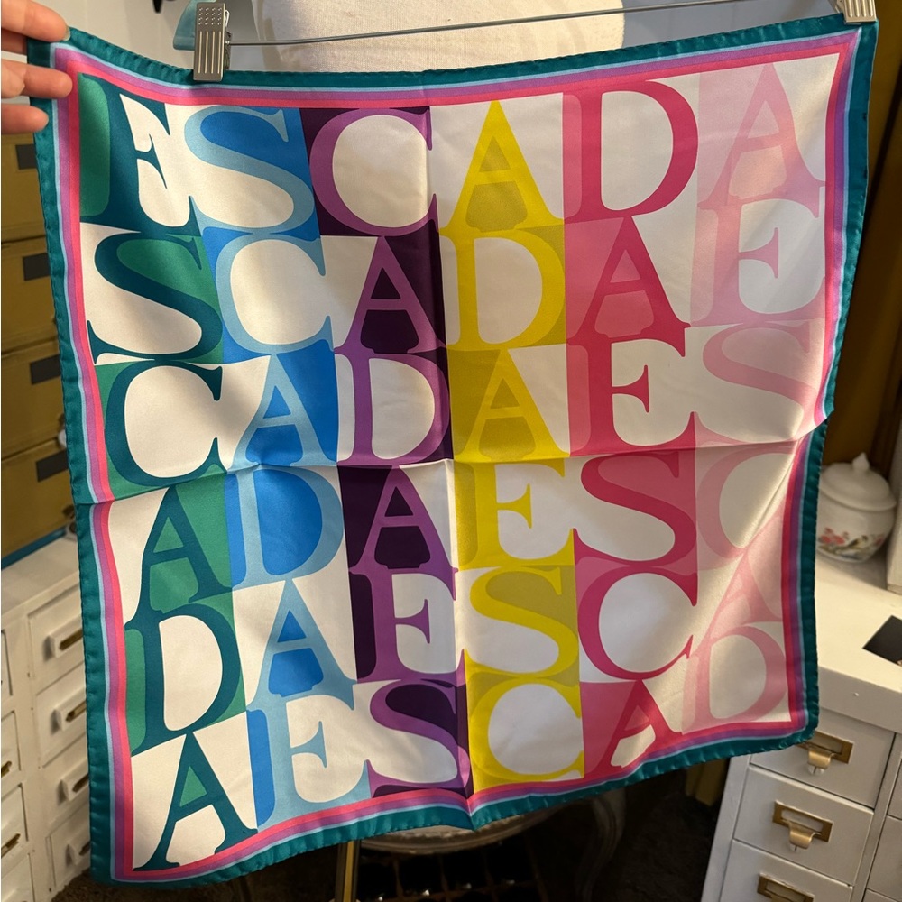 ⭐️⭐️🎄🎄🎄NWT ESCADA SILK SCARF ⭐️⭐️🎄🎄🎄